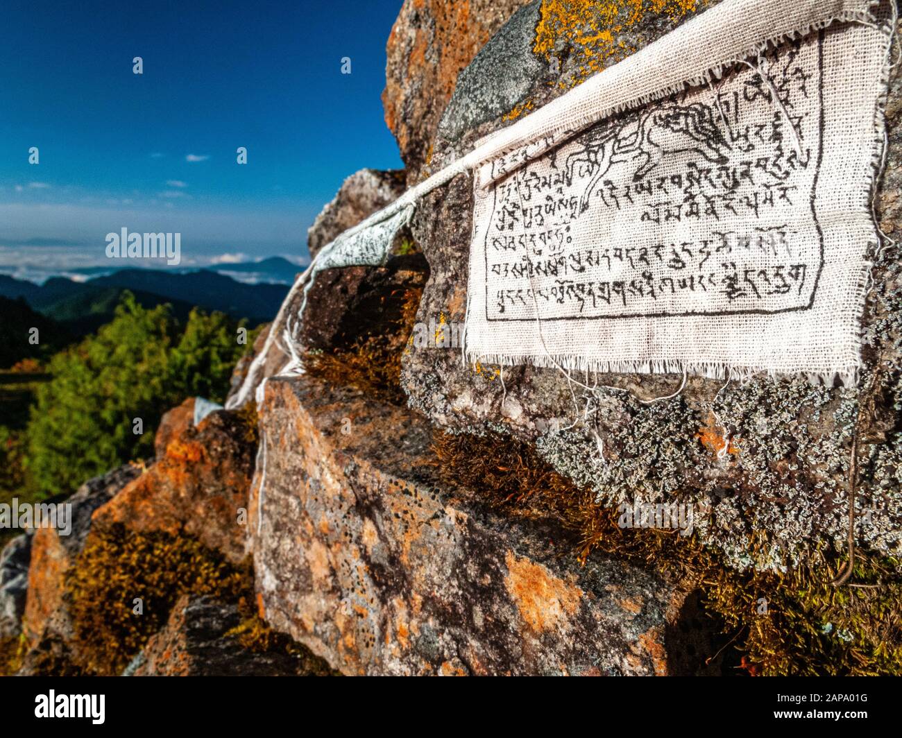Drapeau tibétain de prière à un Stupa dans la région de Helambu Banque D'Images Drapeau tibétain de prière à un Stupa dans la région de Helambu Banque D'Images