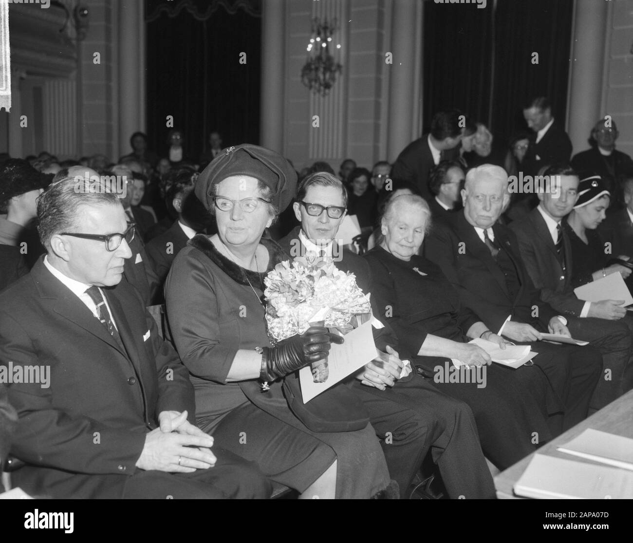 Le prix Albert Schweitzer décerné à Mme G. Kurtz dans le Concertgebouw par l.n.n. Mme Leiker, Abbe Pierre et Mme Dr. G. Kurtz Date: 23 janvier 1965 mots clés: Bâtiments RECTORT Nom personnel: Abbe Pierre, G. Kurtz Banque D'Images