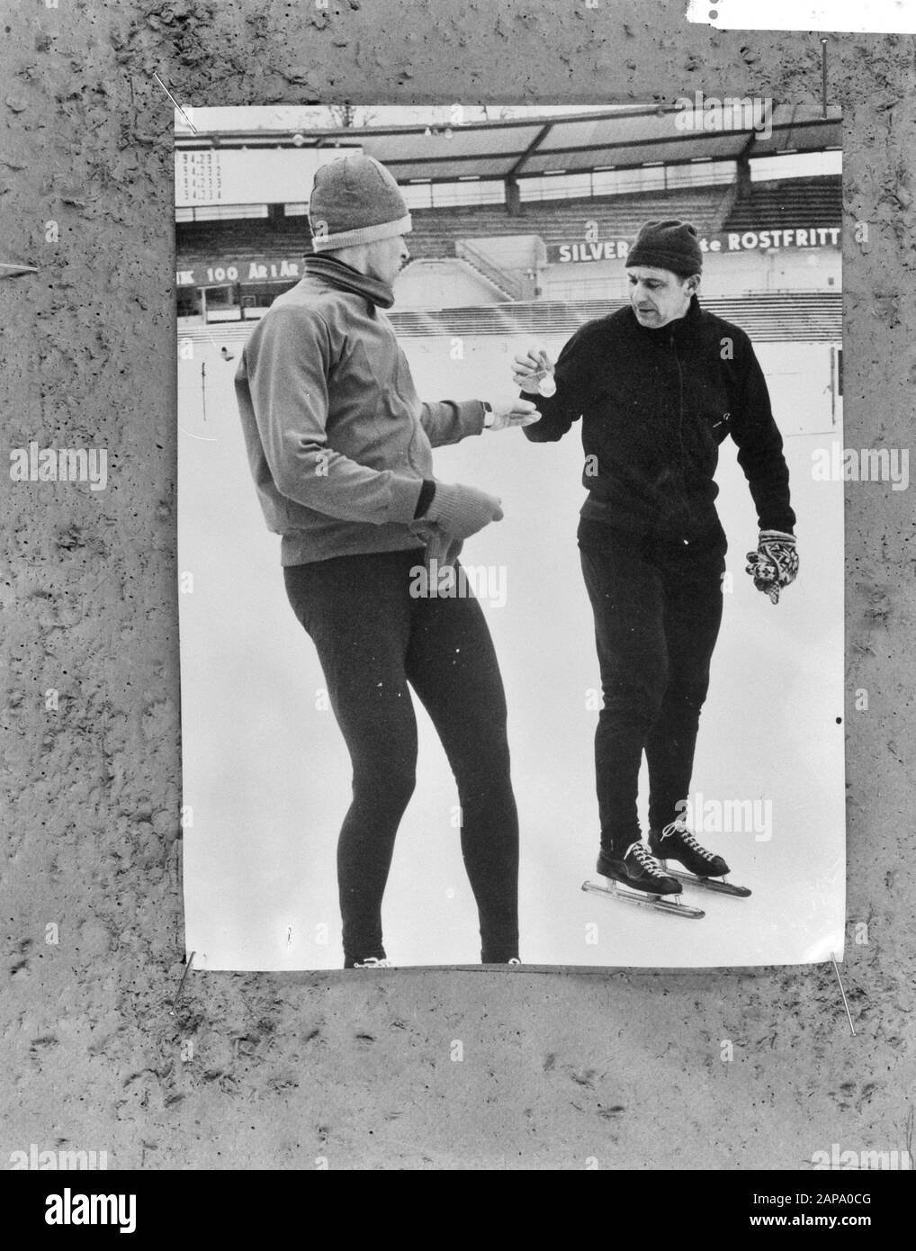 ARD Schenk (à gauche) avec l'entraîneur Anton Huiskes Date : le 9 février 1965 mots clés : patinage, sport, entraîneurs Nom personnel : Anton Huiskes, Schenk, Ard Banque D'Images