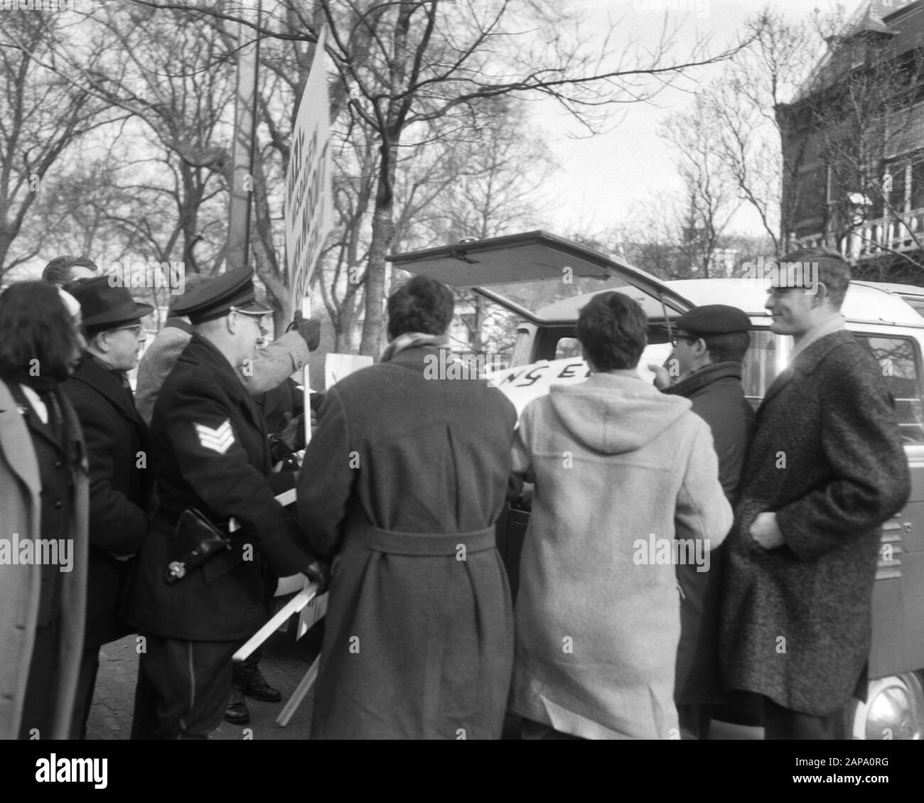 Amsterdam Etudiants et organisations de jeunesse pétition à la Haye offert, les jeunes pour l'Ambassade allemande Date: 4 mars 1965 lieu: La Haye, Zuid-Holland mots clés: Étudiant, offres, ambassades, pétitions Banque D'Images