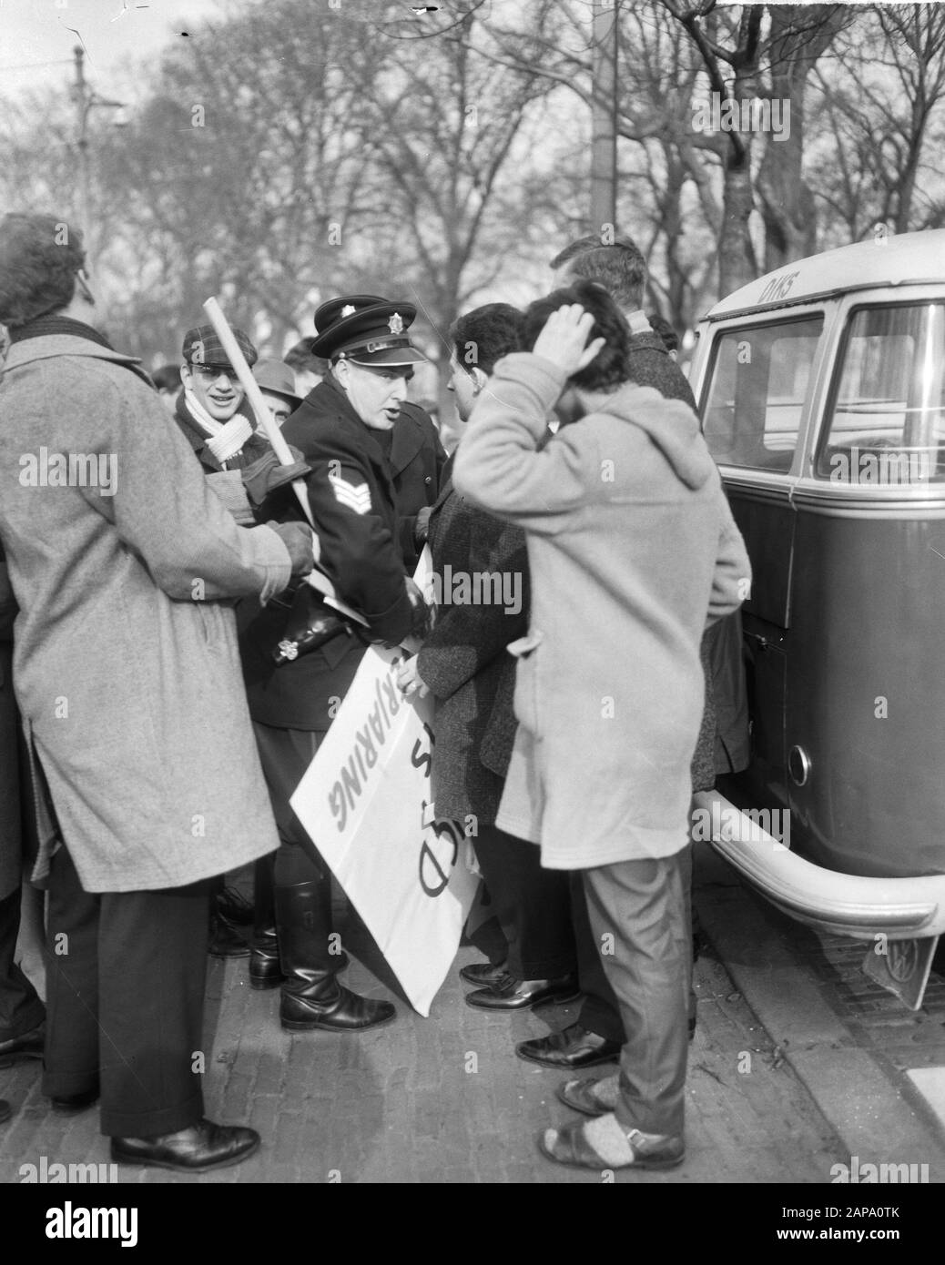 Amsterdam Etudiants et organisations de jeunesse pétition à la Haye offerte, la police en action Date: 4 mars 1965 lieu: La Haye, South Holland mots clés: Action, POLICE, ÉTUDIANT, offres, pétitions Banque D'Images