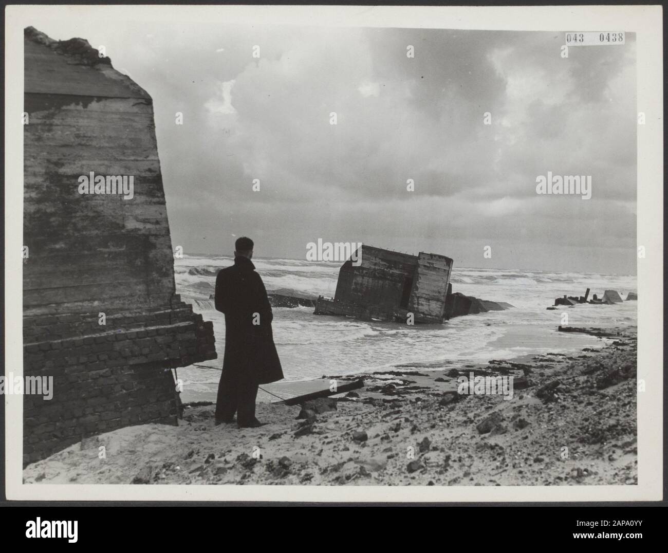 Les bunkers allemands déchiquetés roulent pendant la tempête en mer Date: 22 septembre 1950 lieu: Noord-Holland, Texel mots clés: Bunkers, tempêtes, plages Banque D'Images