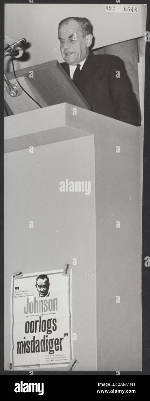 Manifestation à Utrecht contre la persécution des personnes utilisant le slogan Johnson meurtrier. A la fin de la manifestation Prof. dr. J. de Graaf Datate: 2 March 1968 lieu: Utrecht (ville) mots clés: Manifestations, guerres, discours Nom personnel: Graaf, J. de Banque D'Images