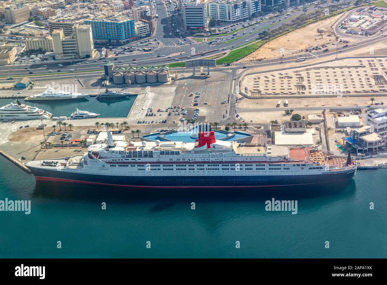 Vue aérienne de la Reine ELizabeth 2 navires dans le port de Dubaï, Émirats Arabes Unis Banque D'Images