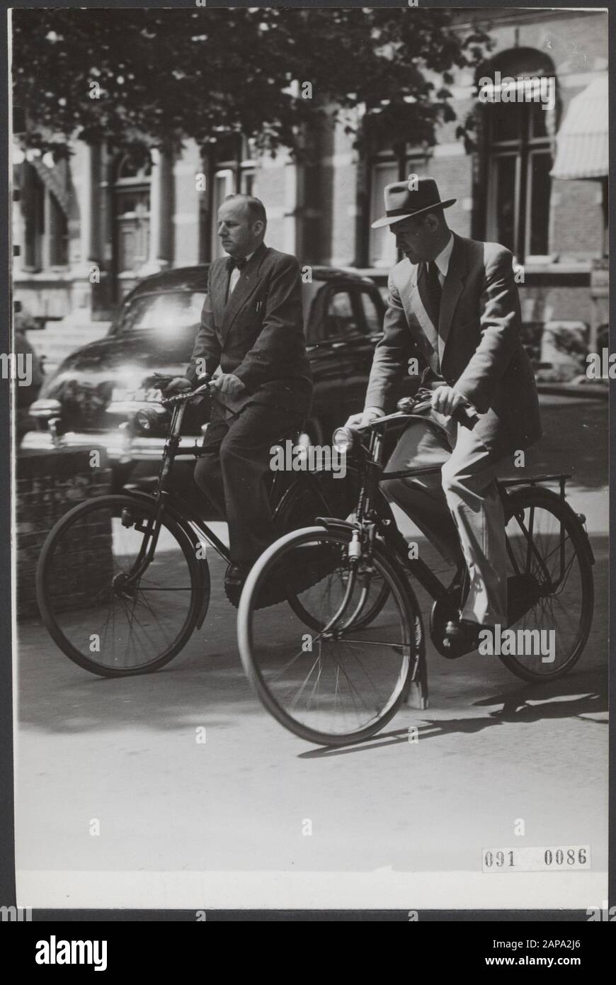 Médecins exécutant l'opération d'un jumeaux siamois Date: 28 mai 1954 lieu: Friesland, Leeuwarden mots clés: Médecins, bicyclettes, villes, images de rue Nom personnel: Hewen, pasma A Banque D'Images