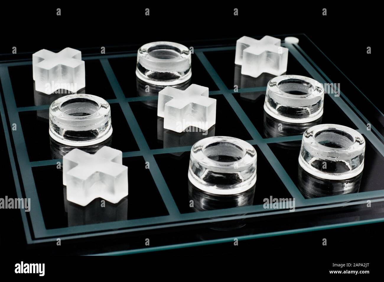 Glass le tic-tac-toe jeu sur fond noir Banque D'Images