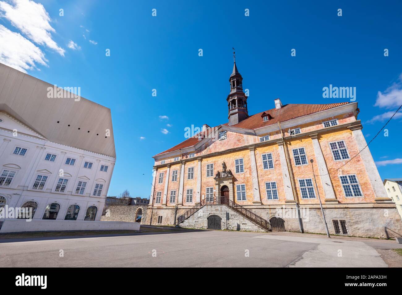 Vue sur la vieille mairie et les bâtiments universitaires de Narva. Ida-Viru County, Estonie, Europe Banque D'Images
