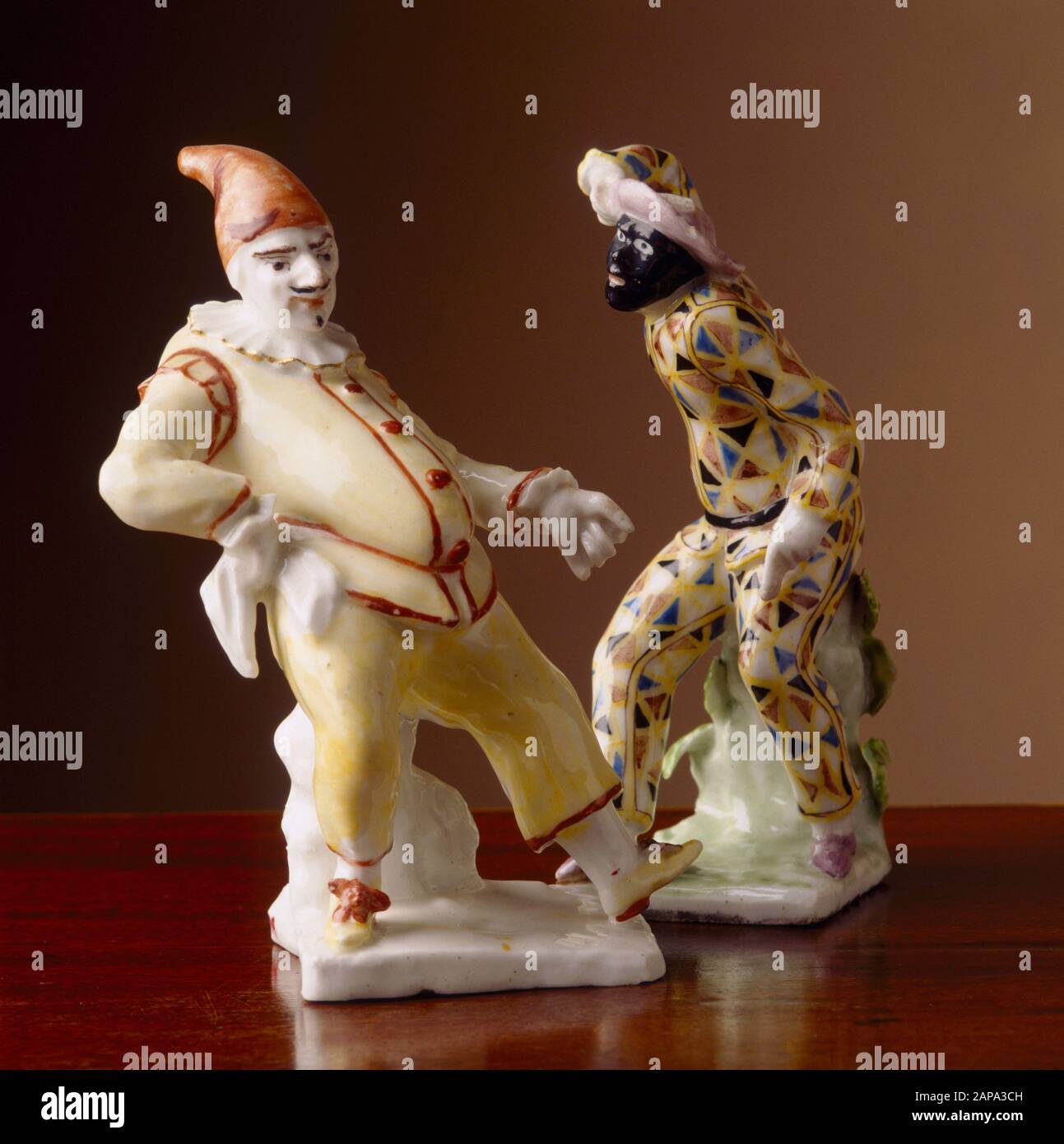 Bow (c.c., 1755) figurines d'un Arlequin et d'une palcinella de Wallington. Le Arlequin a un costume à motifs tandis que la palcinella penche vers le dos, Banque D'Images