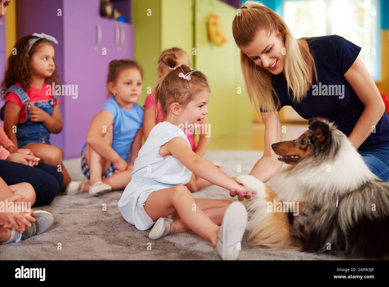 Happy child Playing with dog Banque D'Images