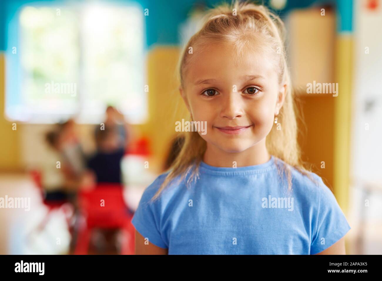 Portrait d'une jeune fille maternelle heureuse Banque D'Images