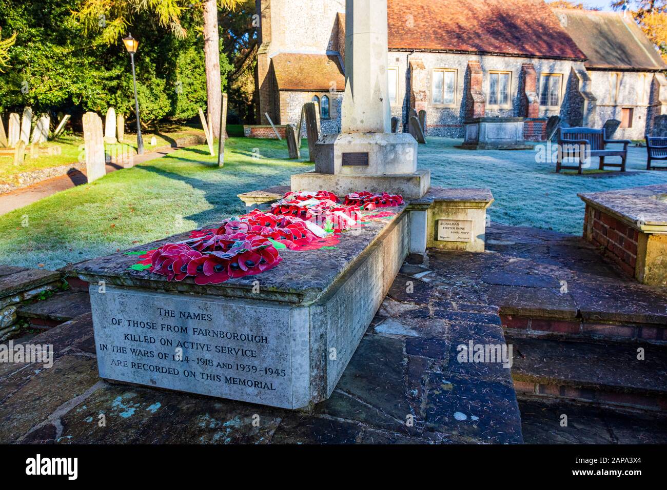 Le Churchyard Attrayant et bien entretenu à St Giles l'église abbé à Farnborough, Bromley, Londres, avec une faible lumière d'hiver et le gel, Royaume-Uni Banque D'Images