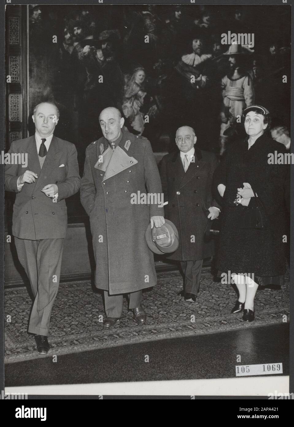 Le maréchal grec Papagos a également visité le Rijksmuseum lors de sa visite à Amsterdam. Le maréchal de Rembrandt's Night Watch, à droite sa femme et à gauche le directeur général intérimaire du Rijksmuseum Date: 3 février 1954 lieu: Amsterdam, Noord-Holland mots clés: Visites, soldats, musées, officiers, peintures Nom personnel: Papagos, Alexander Banque D'Images