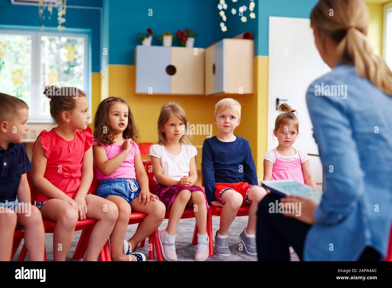 Groupe d'enfants et d'enseignants à l'école maternelle Banque D'Images