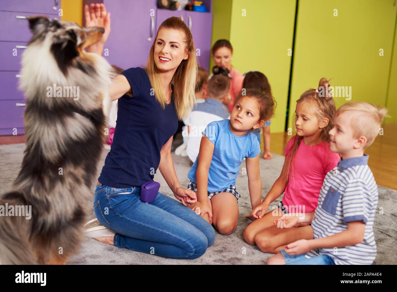Enfant heureux avec chien dans la maternelle Banque D'Images