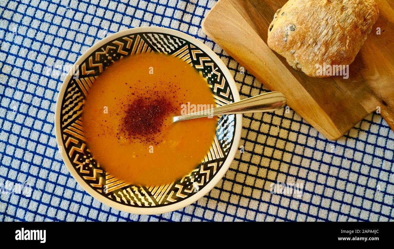 Un bol de soupe végétalienne à base de patates douces, de courge musquée, de carottes, de lentilles et de Chili Banque D'Images