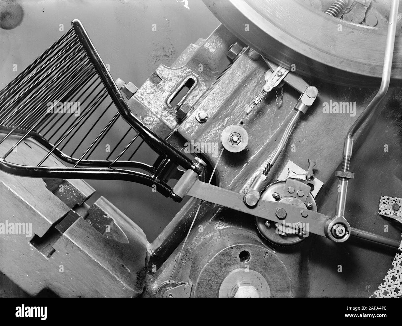 13 x 18 Tumbling eccentrpress avec protection Filanski dont la clôture a été démontée Date: Non daté mots clés: Abris, eccentrPresses Banque D'Images