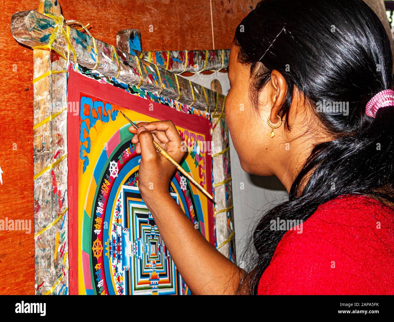 Un artiste peint une Thangka colorée Photo Stock - Alamy