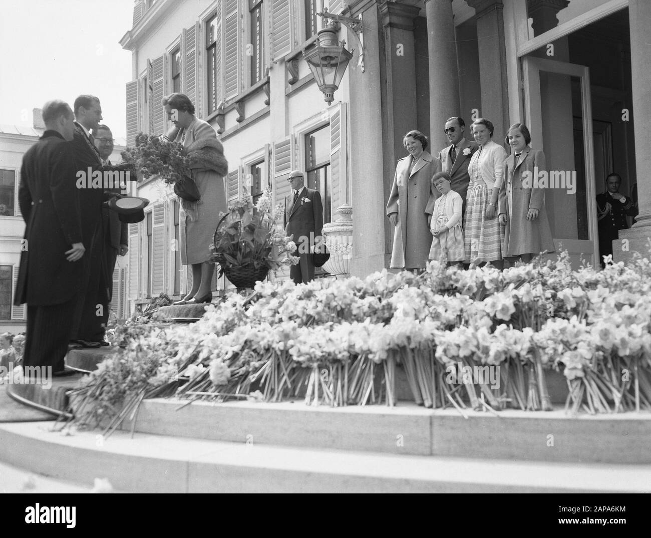 Bloemendefile Paleis Soestdijk Date: 30 Avril 1955 Mots Clés: Fichiers Floraux Nom De L'Institution: Palace Soestdijk Banque D'Images