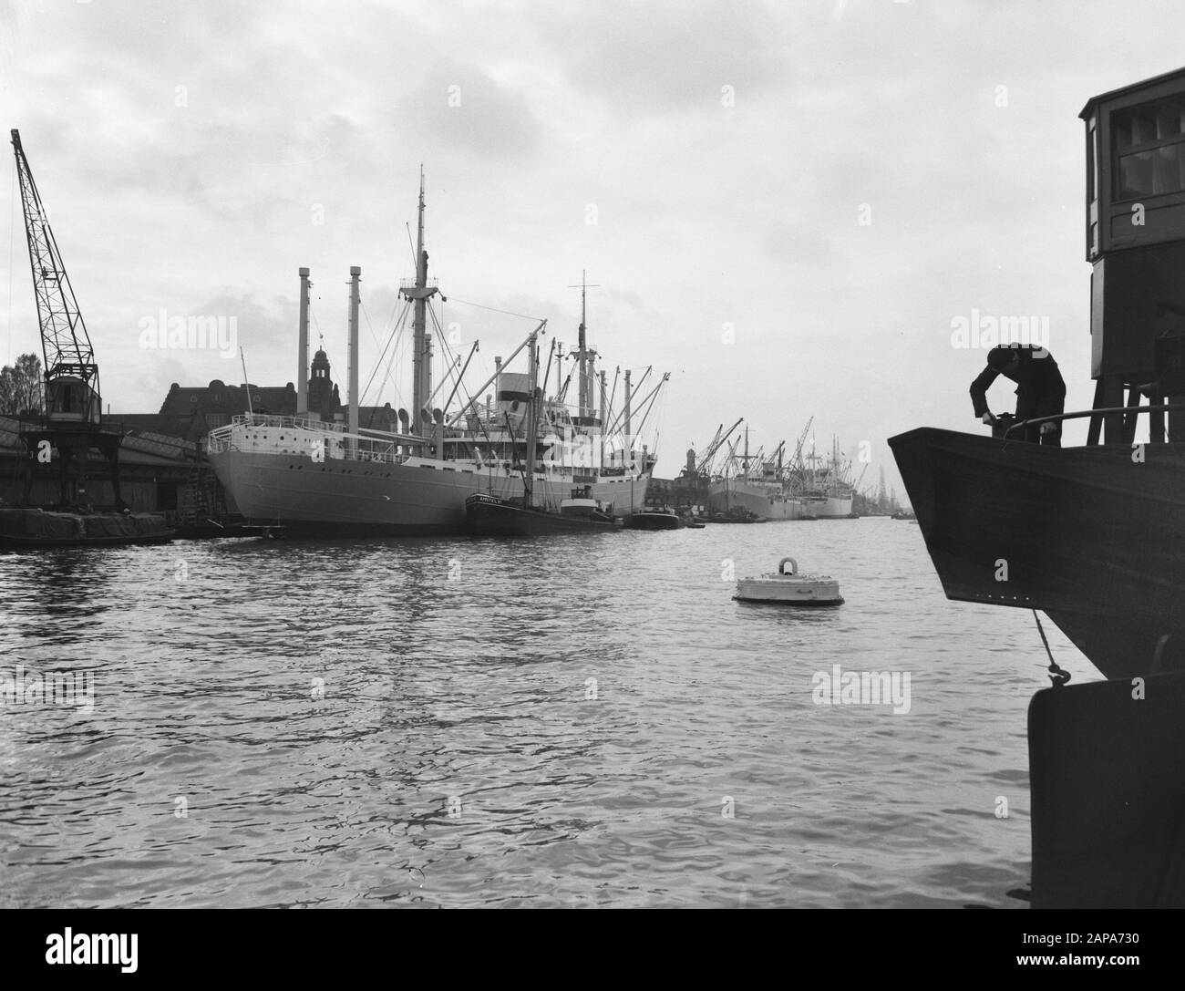 Amsterdam plate Ships in the port Date: 12 October 1954 lieu: Amsterdam, Noord-Holland mots clés: Ports, BATEAUX Banque D'Images