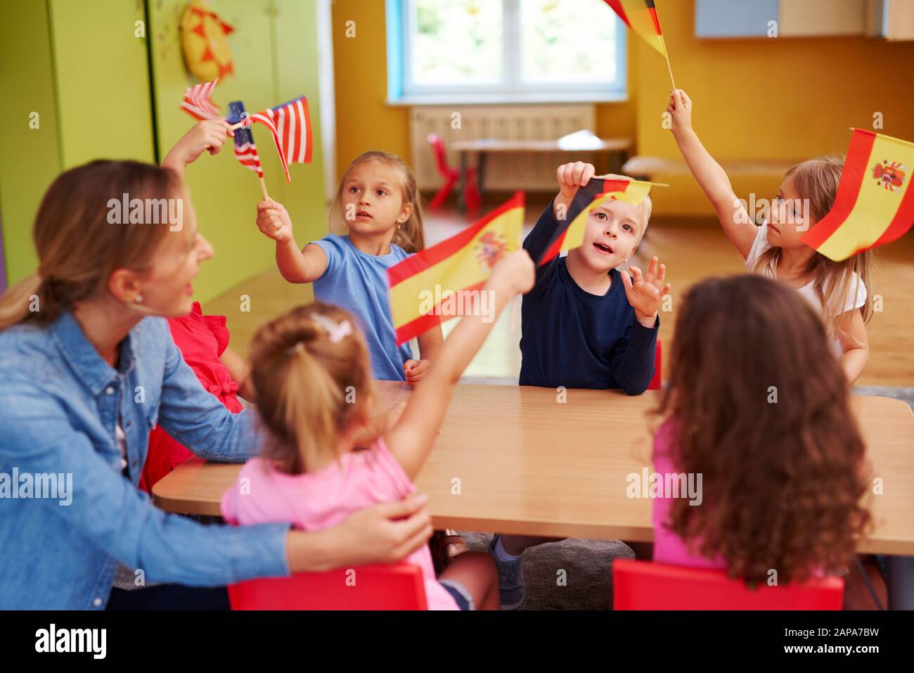 Groupe d'enfants qui apprennent les langues pendant les cours à l'école Banque D'Images