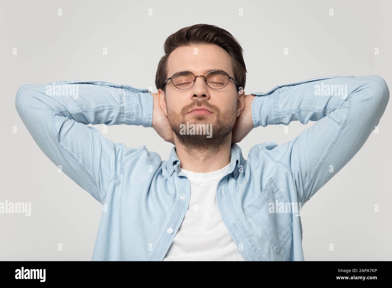 Tête tourné gros plan studio portrait jeune gars détente. Banque D'Images