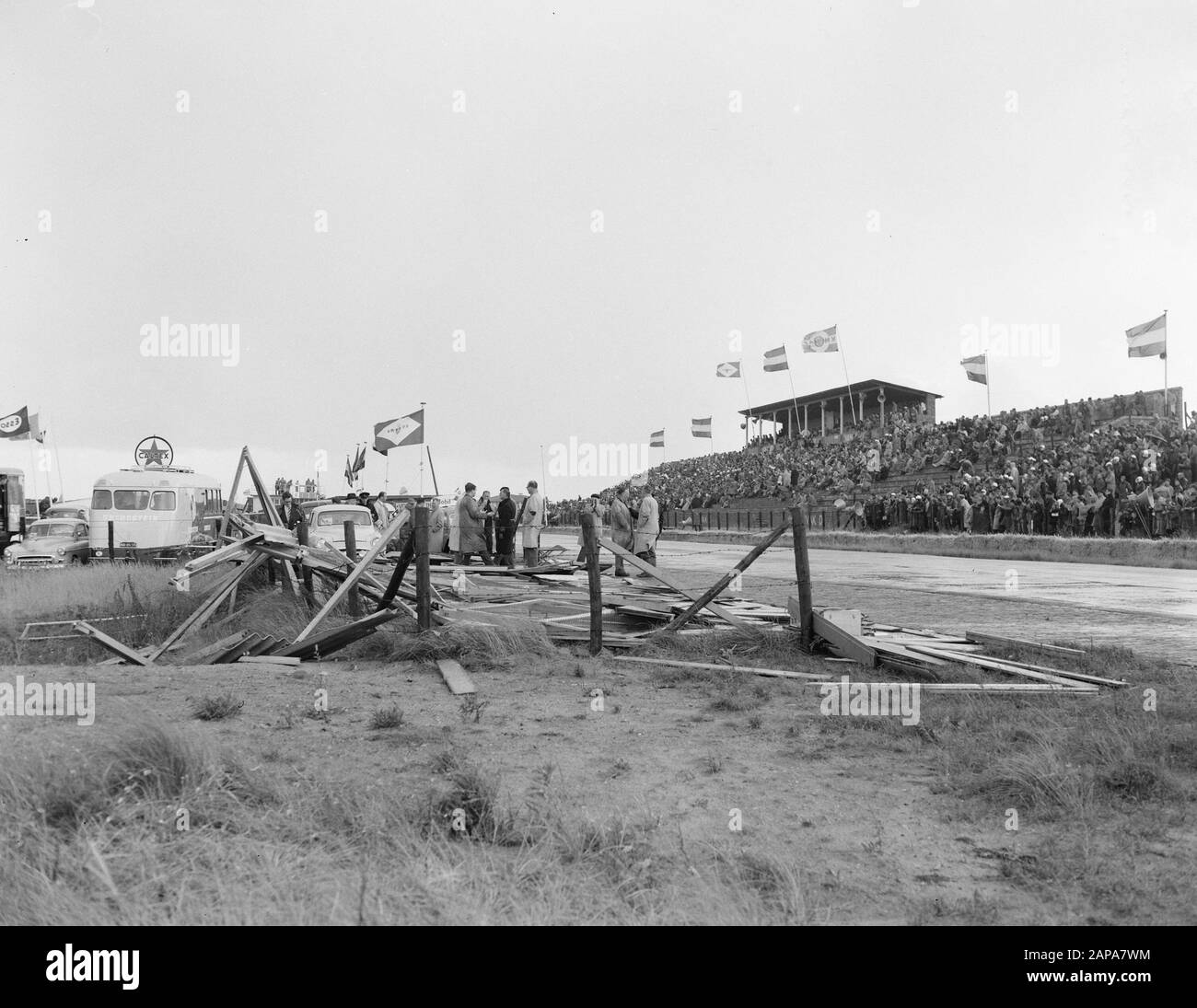 Autoras Zandvoort pour les voitures de sport tempête et pluie frappent l'attaquant qui a succombé Date: 7 août 1955 lieu: Noord-Holland, Zandvoort mots clés: AUTOACES, voitures de sport, tempêtes Banque D'Images