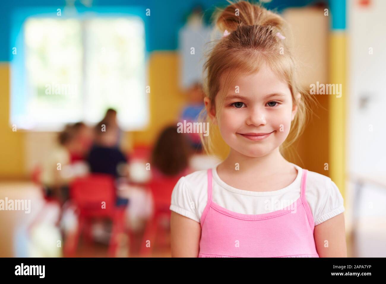 Portrait de l'enfant souriant dans la maternelle Banque D'Images