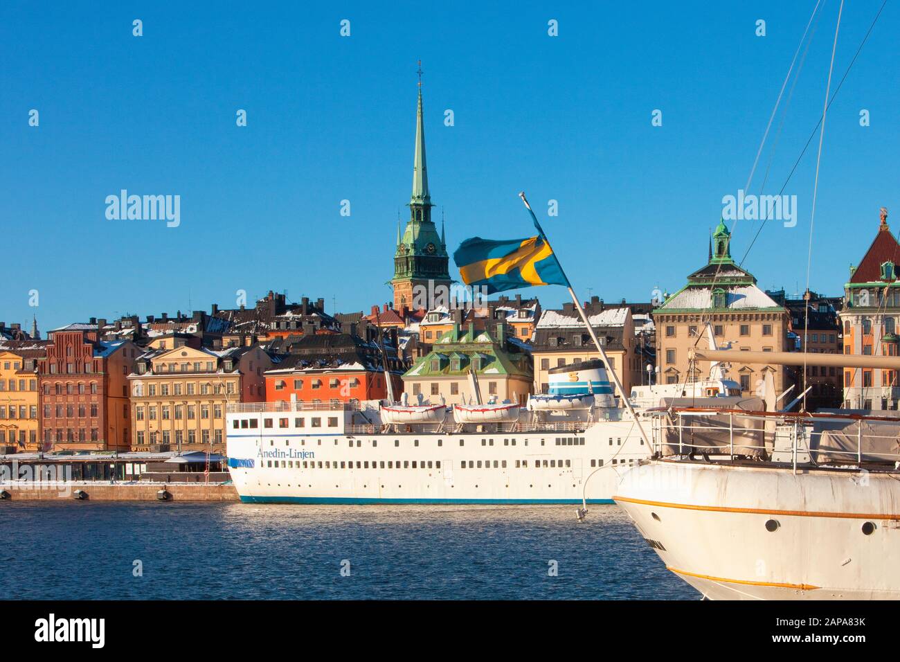 La Suède, Stockholm, bateaux amarrés le long de la vieille ville. Banque D'Images