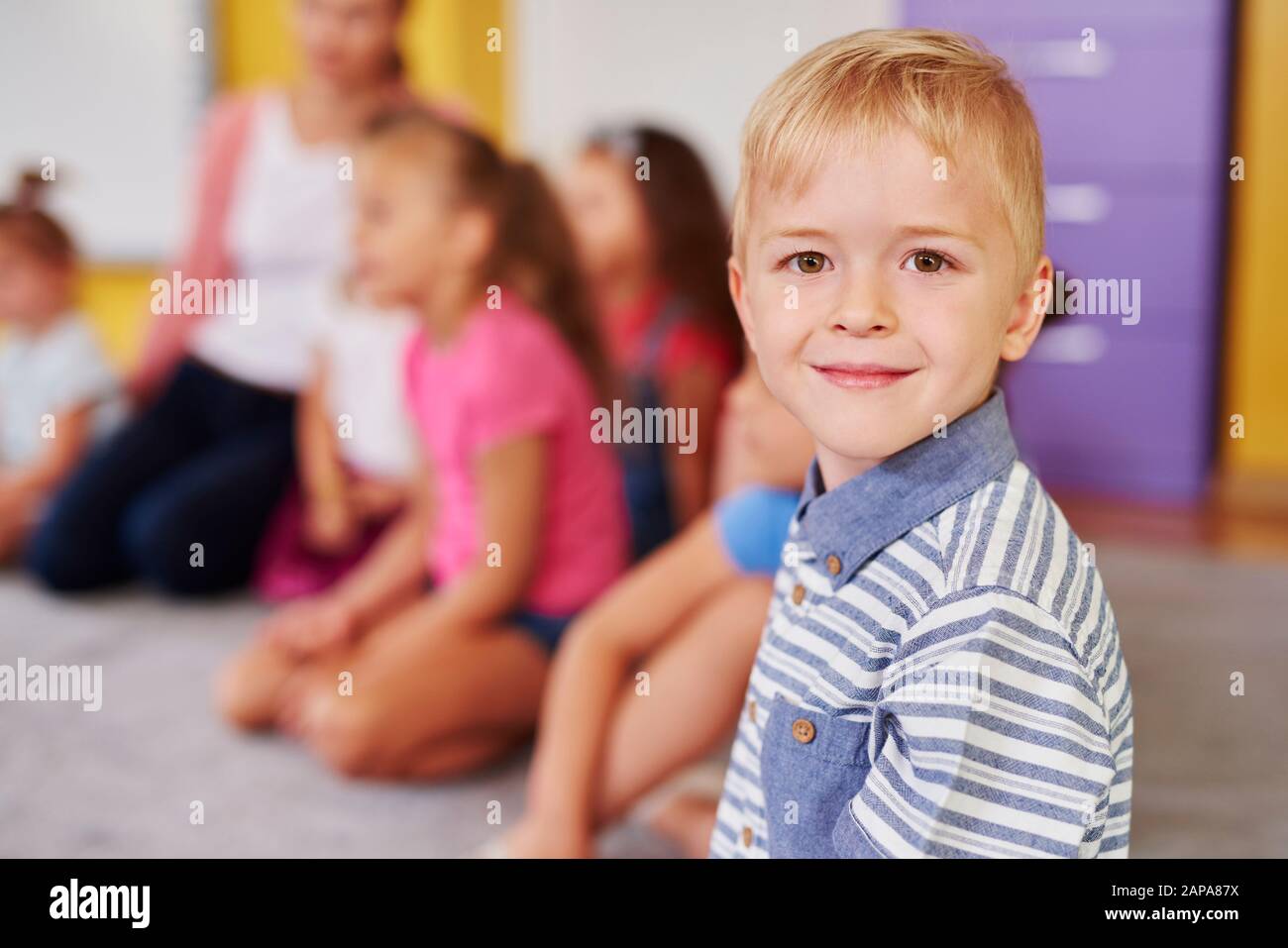 Un garçon souriant dans la maternelle Banque D'Images