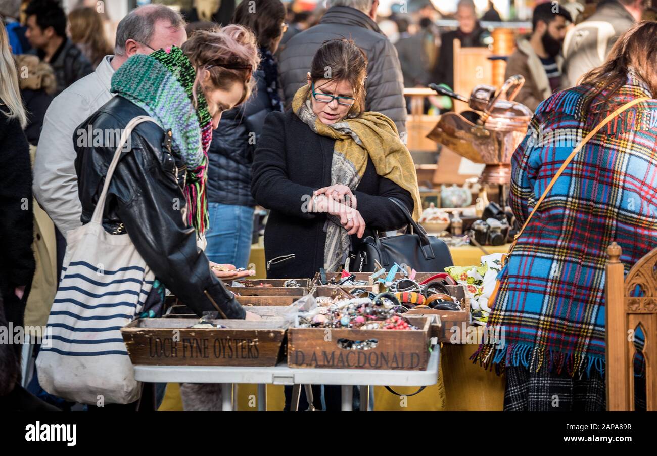 Marché antique de Spitalfield. Les acheteurs qui cherchent des articles à vendre sur le marché populaire de Spitalfields à Londres. Banque D'Images