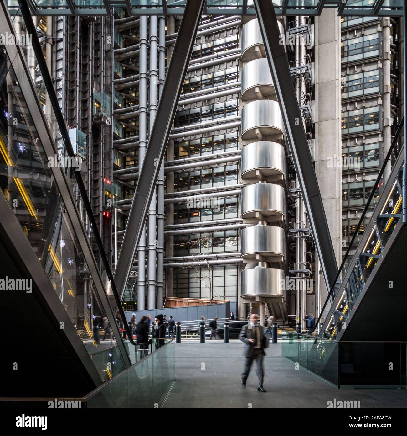 Affaires dans la ville de Londres. L'architecture moderne du quartier des affaires de Londres, soutenue par l'emblématique Lloyd's Building. Banque D'Images
