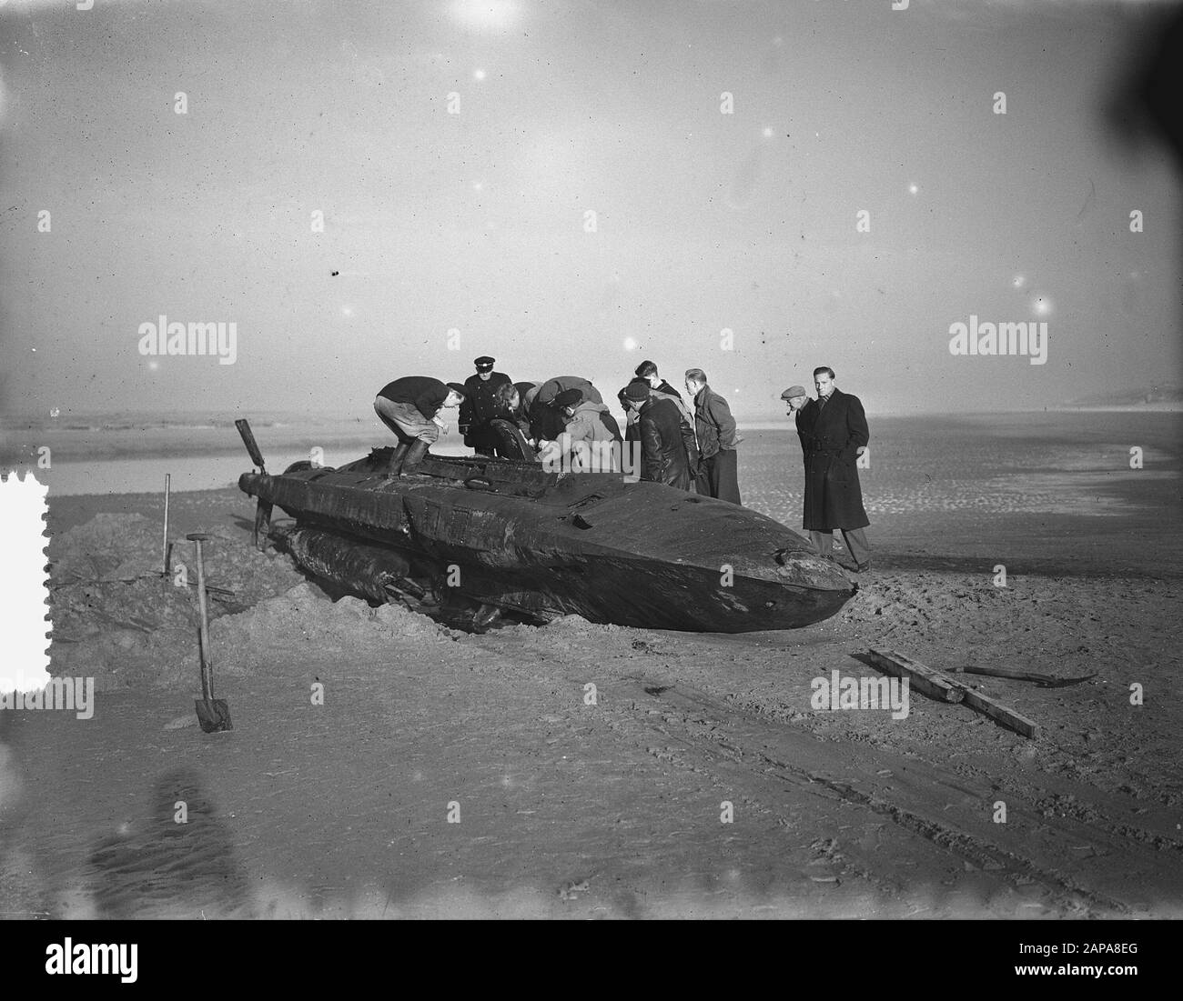 Castricum 2 personnes sous-marin allemand (torpille) Date : 2 décembre 1952 lieu : Castricum, Noord-Holland mots clés : sous-marins, plages Banque D'Images