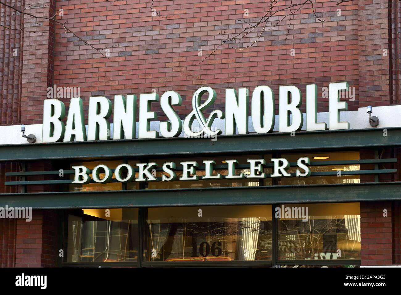 Un logo Barnes & Nobel de libraires avec un fond de brique dans leur magasin dans le centre-ville de Brooklyn, New York, NY. Banque D'Images