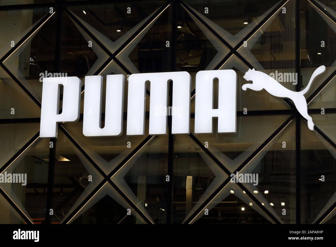 Un gigantesque logo Puma sur fond de verre dans leur magasin phare de la Cinquième Avenue de Manhattan, New York, NY Banque D'Images