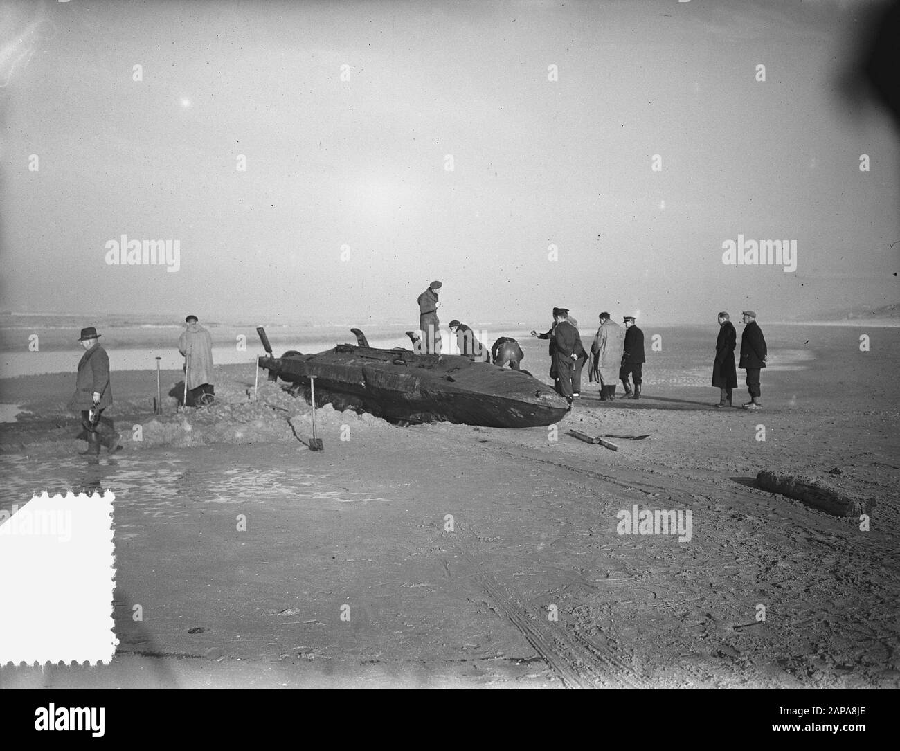 Castricum 2 personnes sous-marin allemand (torpille) Date : 2 décembre 1952 lieu : Castricum, Noord-Holland mots clés : sous-marins, plages Banque D'Images