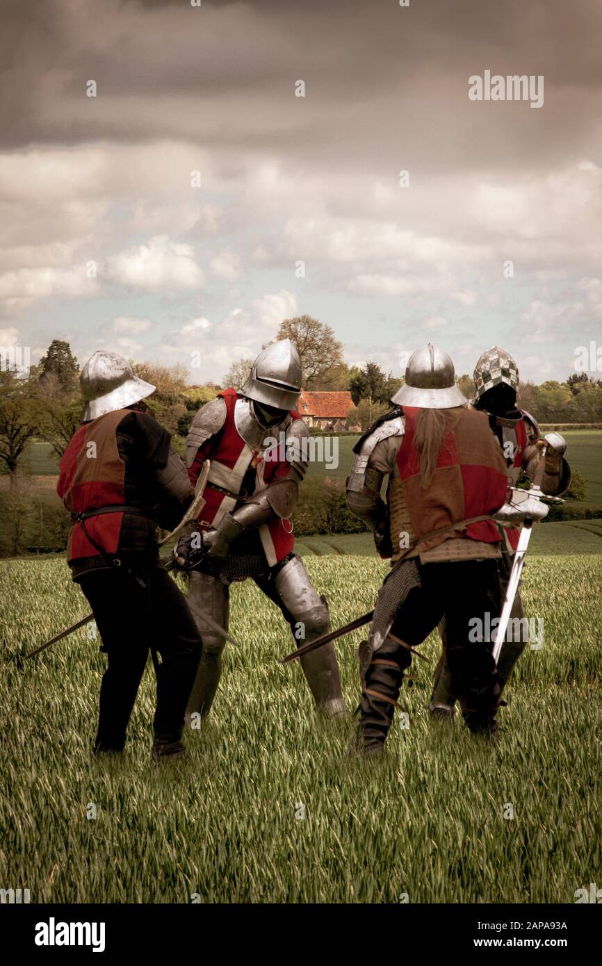 Soldats médiévaux en armure dans un cadre rural Banque D'Images