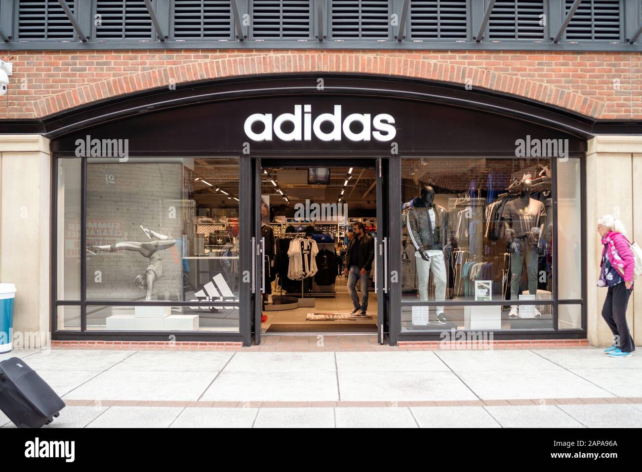 Adidas clothes shop store Banque de photographies et d'images à haute  résolution - Alamy