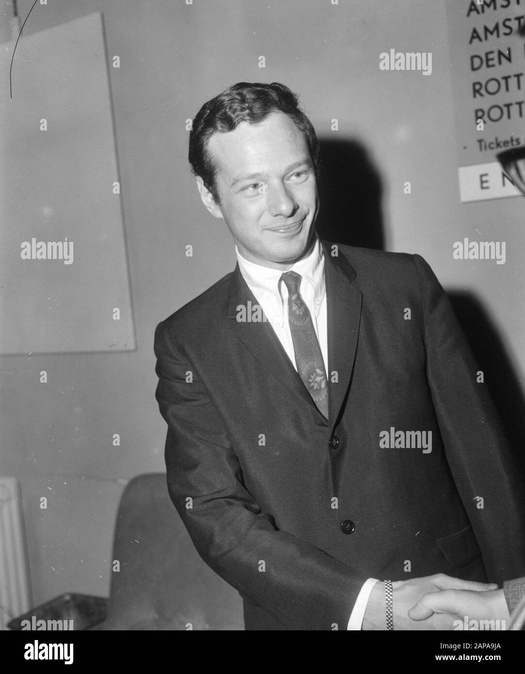 Arrivée Brian Epstein (Manager Beatles) à Schiphol (Grand Gala du Dique 1965 Date : 1 octobre 1965 lieu : Noord-Holland, Schiphol mots clés : gestionnaires, musique, pop, prix Nom personnel : Epstein Brian Nom de l'établissement : Beatles Banque D'Images