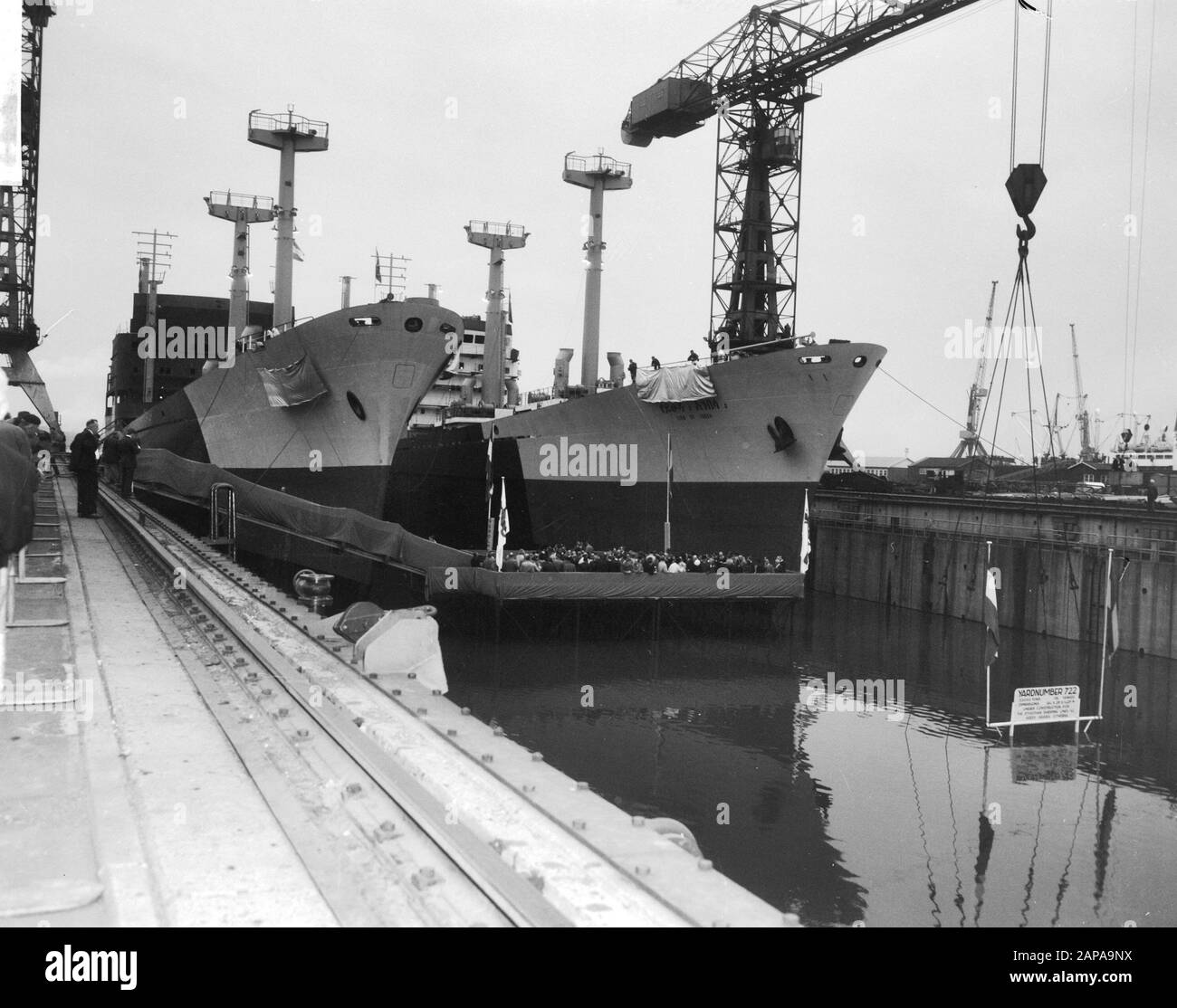 Lancement de deux navires de fret de six mille tonnes à Verolme à Rozenburg Description: Les deux navires situés dans le quai Date: 11 octobre 1965 lieu: Rozenburg, Zuid-Holland mots clés: Construction navale, lancement, navires de fret, expédition Banque D'Images