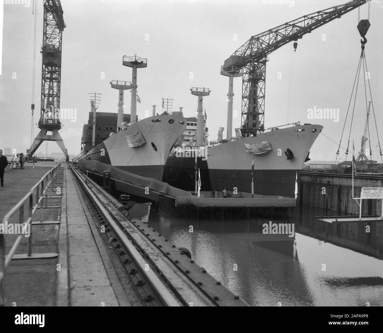 Lancement de deux navires de fret de six mille tonnes à Verolme à Rozenburg Description: Les deux navires situés dans le quai Date: 11 octobre 1965 lieu: Rozenburg, Zuid-Holland mots clés: Construction navale, lancement, navires de fret, expédition Banque D'Images