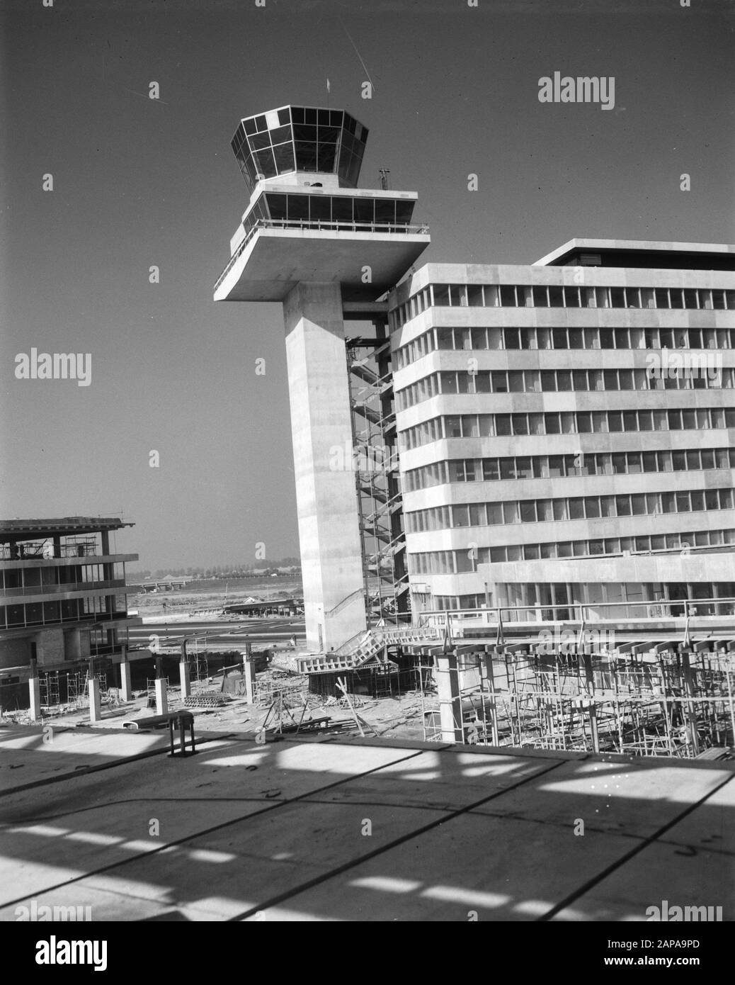 Aéroport de construction Schiphol, tour de contrôle et bâtiment administratif Date : 4 octobre 1965 lieu : Noord-Holland, Schiphol mots clés : tour de circulation, construction, aéroports Banque D'Images