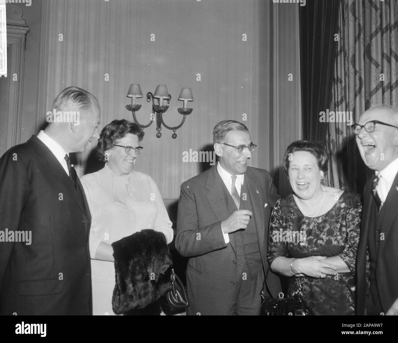 Célébration du dixième anniversaire de la Société néerlandaise des maires au Kurhaus de Scheveningen Description: Le maire d'Amsterdam Van Hall (au milieu) et le maire Kolfschoten de la Haye (à droite) en compagnie de deux femmes de maires Date: 14 octobre 1965 lieu: Scheveningen, Zuid-Holland mots clés: Maires, anniversaires, femmes nom De La Personne: Hall, Gijsbert van, Kolfschoten, Hans Institutioningsnaam: Kurhaus Banque D'Images