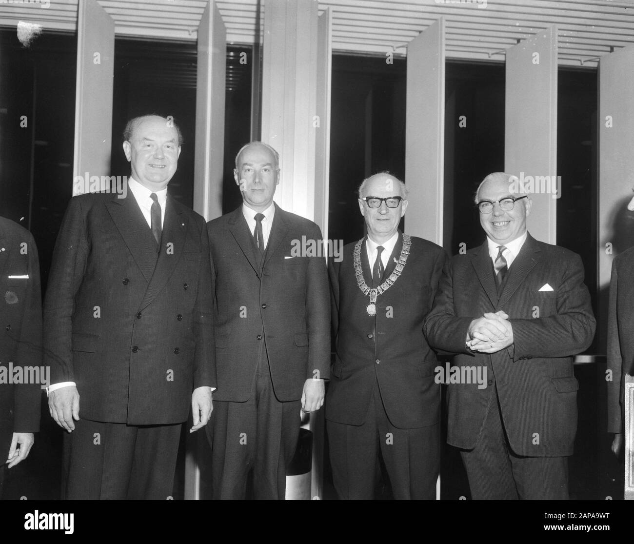 75 ans d'anniversaire de la Horecaf; v.l.n.n. D. de Bes (président Horecaf), Secrétaire d'État aux affaires économiques dr. LE JUGE Bakker, Vice-maire Van Wijck et ministre Veldkamp lors de la réception Annotation: Restauration: Association des employeurs des hôtels, restaurants, cafés et entreprises connexes Date: 28 octobre 1965 lieu: Amsterdam, Noord-Holland mots clés: Visites, anniversaires, ministres, secrétaires Nom personnel: Bakker, Joop, Bes, D. de, Veldkamp, Gerard Banque D'Images