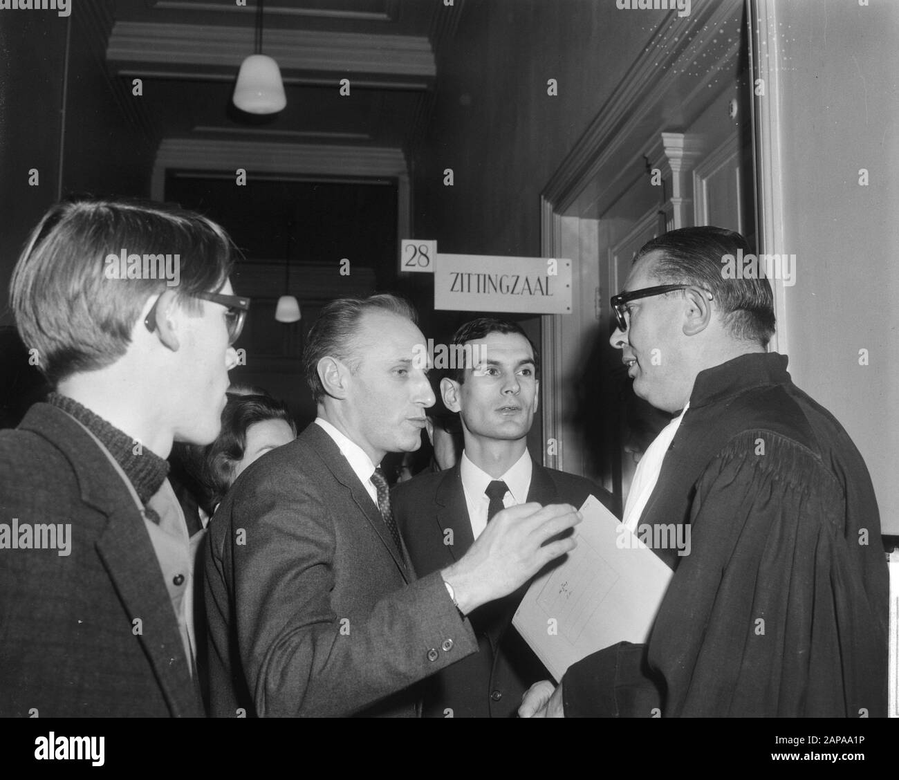 Suspects au juge du sous-district d'Amsterdam dans le cadre d'un ordre public troublant lors de la visite de Princes Beatrix et Claus von Amsberg à Amsterdam et montrant une bannière avec l'inscription Republic Description: Les manifestants en conversation avec leur défenseur M. G.J.P. Cammelbeeck Date: 24 novembre 1965 lieu: Amsterdam, Noord-Holland mots clés: Avocats, démonstrations, jurisprudence Nom personnel: Cammelbeeck, G.J.P., Jong, A. de, Langen, Rob, Muller, Maarten, Smit, A. Banque D'Images