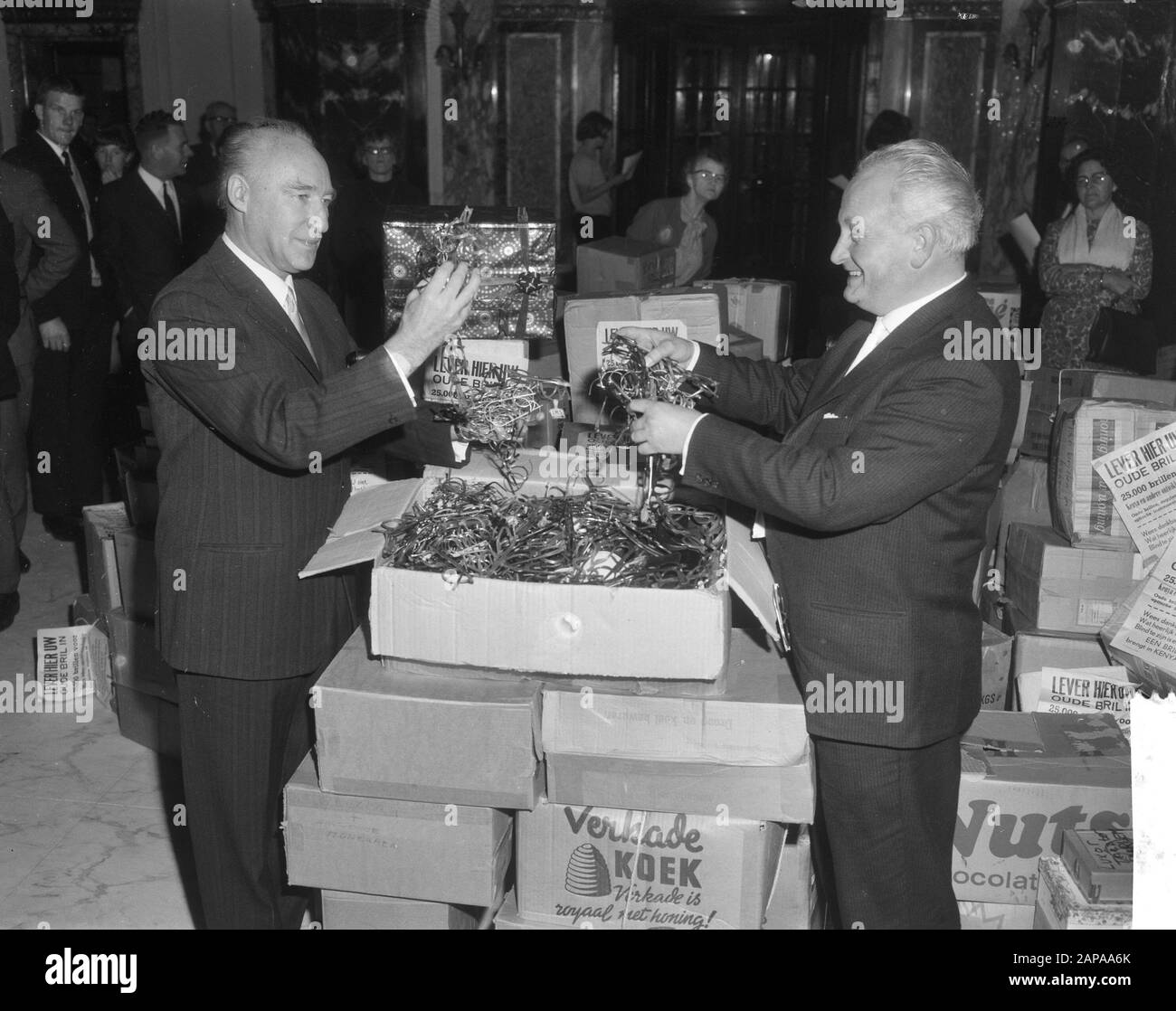 M. D.A. Jager (à droite) 50 000 verres sur le comportement à la Fondation Prof. Weve de l'Institut Royal pour d Tropics Date: 7 janvier 1966 mots clés: Glassles, instituts Nom personnel: D.A. Jager Nom De L'Institution: Professeur Weaving Banque D'Images