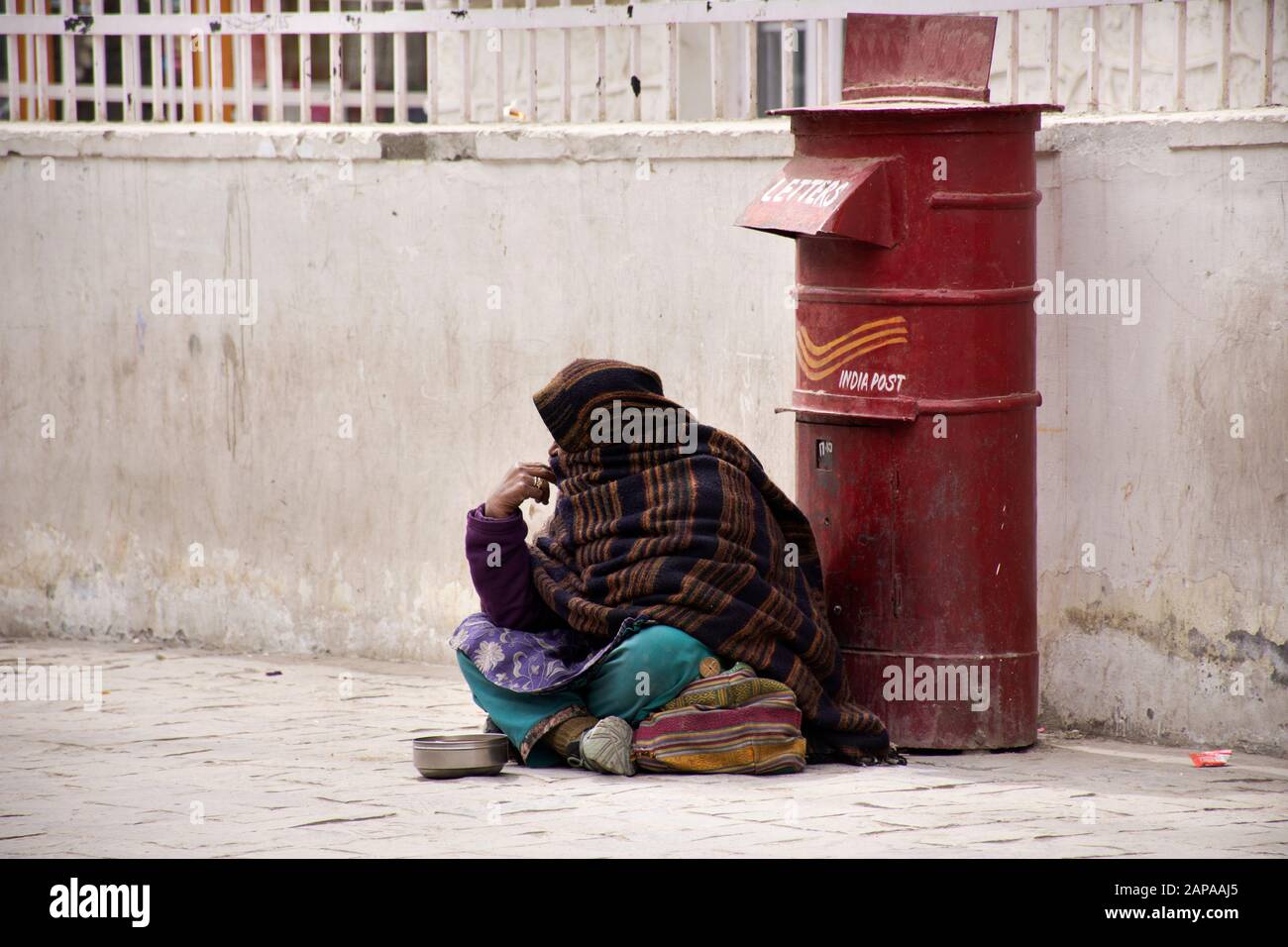 Jammu CACHEMIRE, INDE - 19 MARS : les vieilles femmes indiennes mendient ou intouchables caste assis et mendiant de l'argent de voyageurs sur le marché de Leh Ladak Banque D'Images