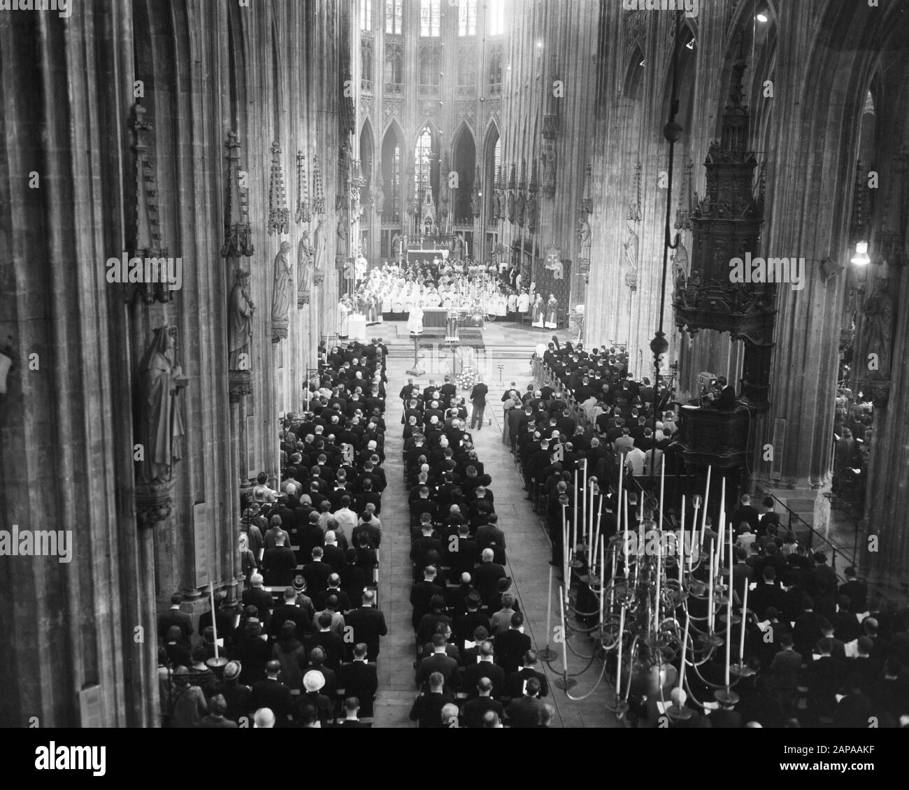 directeur des funérailles. Bekkers, vue d'ensemble dans le St. Jan Datum: 14 mai 1966 lieu: Den Bosch mots clés: Funérailles, églises Nom personnel: Bekkers, W.M. Nom De L'Institution: Sint-Janskedraal Banque D'Images