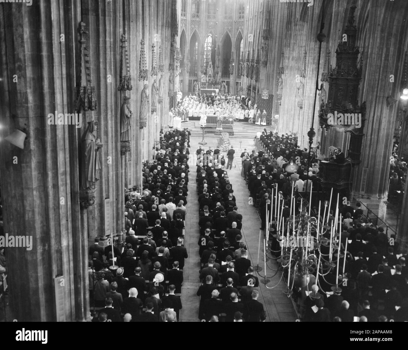 directeur des funérailles. Bekkers, vue d'ensemble dans le St. Jan Datum: 14 mai 1966 lieu: Den Bosch mots clés: Funérailles, églises Nom personnel: Bekkers, W.M. Nom De L'Institution: Sint-Janskedraal Banque D'Images