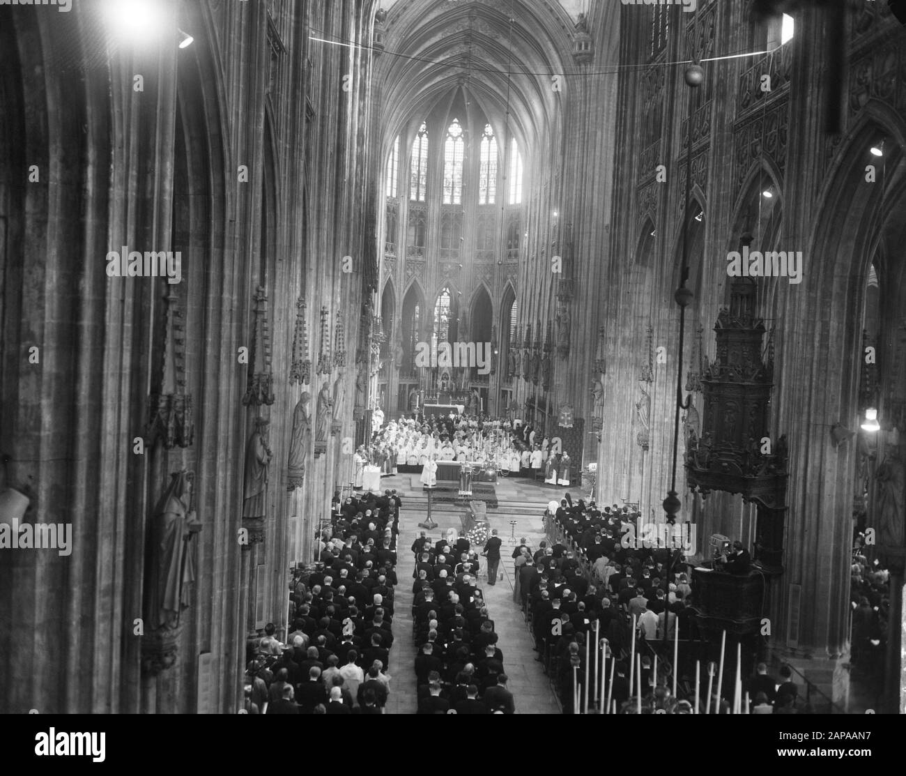 directeur des funérailles. Bekkers, vue d'ensemble dans le St. Jan Datum: 14 mai 1966 lieu: Den Bosch mots clés: Funérailles, églises Nom personnel: Bekkers, W.M. Nom De L'Institution: Sint-Janskedraal Banque D'Images