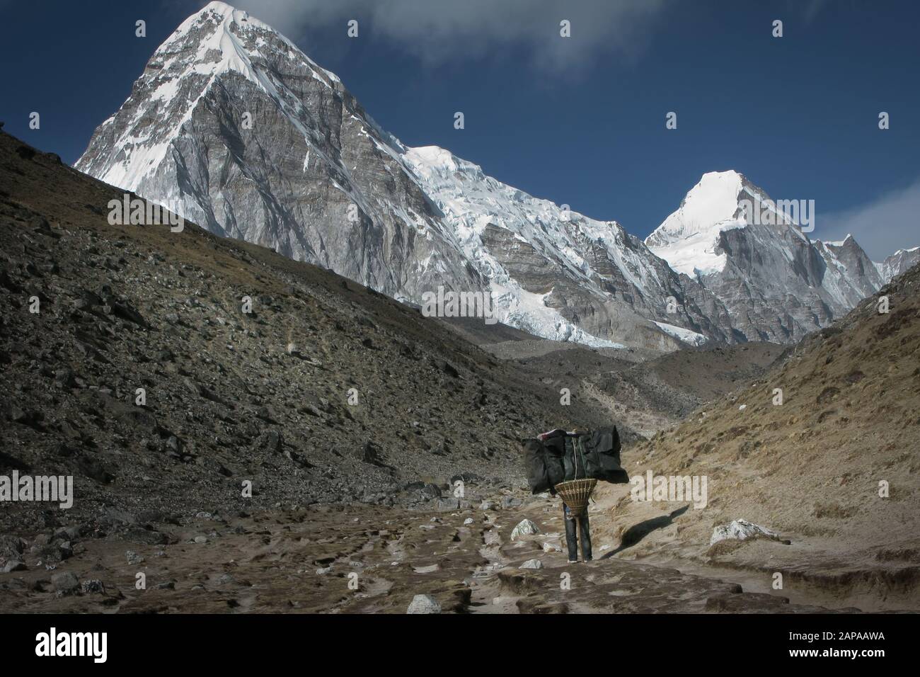 Trekking dans les montagnes de l'Himalaya Banque D'Images